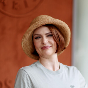 Elodie Frégé - Célébrités au Village lors des Internationaux de France de tennis de Roland Garros 2023 à Paris le 10 juin 2023. © Jacovides-Moreau/Bestimage 