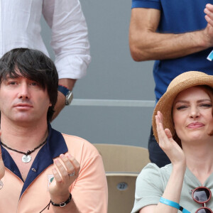 Lukas Delcourt, Elodie Frégé dans les tribunes lors des Internationaux de France de Tennis de Roland Garros 2023. Paris, le 10 juin 2023. © Jacovides-Moreau / Bestimage 
