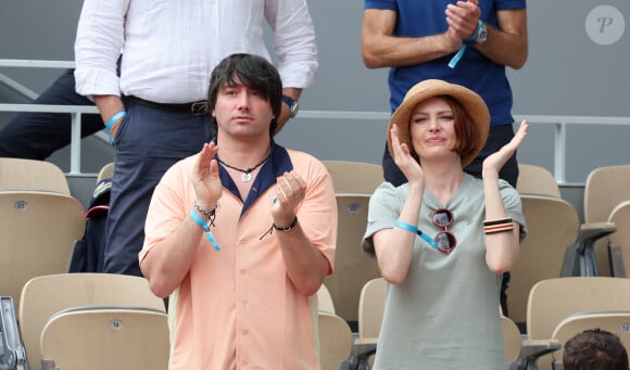 Lukas Delcourt, Elodie Frégé dans les tribunes lors des Internationaux de France de Tennis de Roland Garros 2023. Paris, le 10 juin 2023. © Jacovides-Moreau / Bestimage 