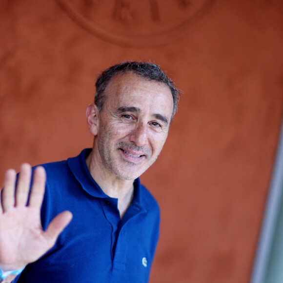 Elie Semoun - Célébrités au Village lors des Internationaux de France de tennis de Roland Garros 2023 à Paris le 10 juin 2023. © Jacovides-Moreau/Bestimage 
