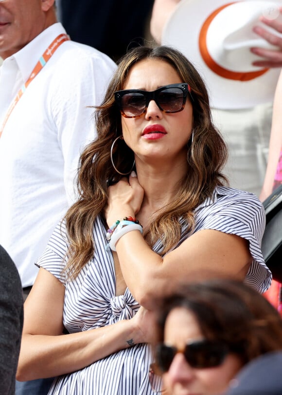 Jessica Alba dans les tribunes lors des Internationaux de France de Tennis de Roland Garros 2023. Paris, le 10 juin 2023. © Jacovides-Moreau / Bestimage 