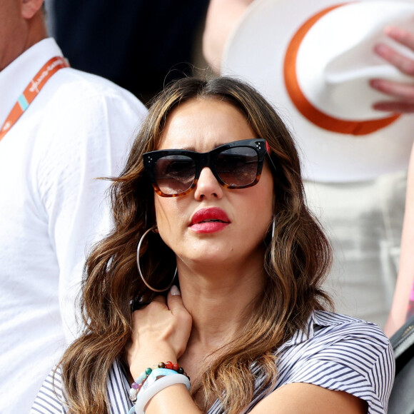 Jessica Alba dans les tribunes lors des Internationaux de France de Tennis de Roland Garros 2023. Paris, le 10 juin 2023. © Jacovides-Moreau / Bestimage 