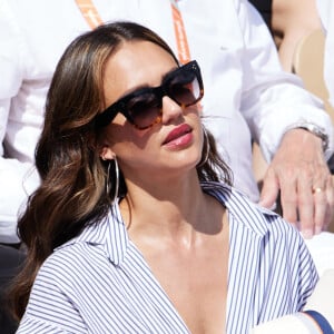 Jessica Alba et ses filles dans les tribunes des Internationaux de France de tennis de Roland Garros 2023, à Paris le 10 juin 2023. © Jacovides-Moreau/Bestimage 