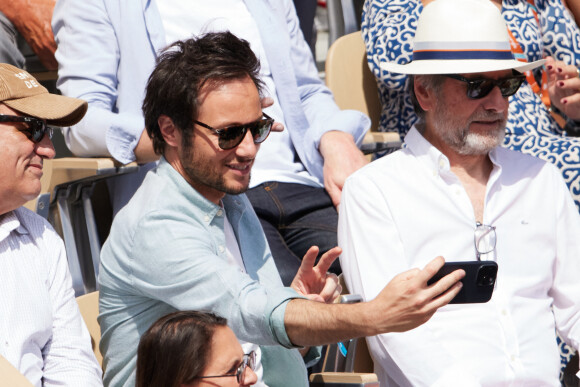 Le chanteur Vianney dans les tribunes lors des Internationaux de France de Tennis de Roland Garros 2023. Paris, le 10 juin 2023. © Jacovides-Moreau / Bestimage 