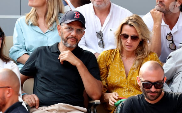 Roschdy Zem et sa compagne Sarah Lavoine en tribunes des Internationaux de France de tennis de Roland Garros 2023 à Paris le 11 juin 2023. © Jacovides-Moreau/Bestimage