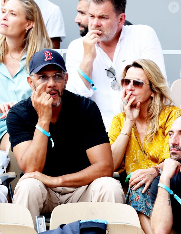 Roschdy Zem et sa compagne Sarah Lavoine en tribunes des Internationaux de France de tennis de Roland Garros 2023 à Paris le 11 juin 2023. © Jacovides-Moreau/Bestimage