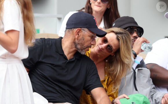 Roschdy Zem et sa compagne Sarah Lavoine en tribunes des Internationaux de France de tennis de Roland Garros 2023 à Paris le 11 juin 2023. © Jacovides-Moreau/Bestimage