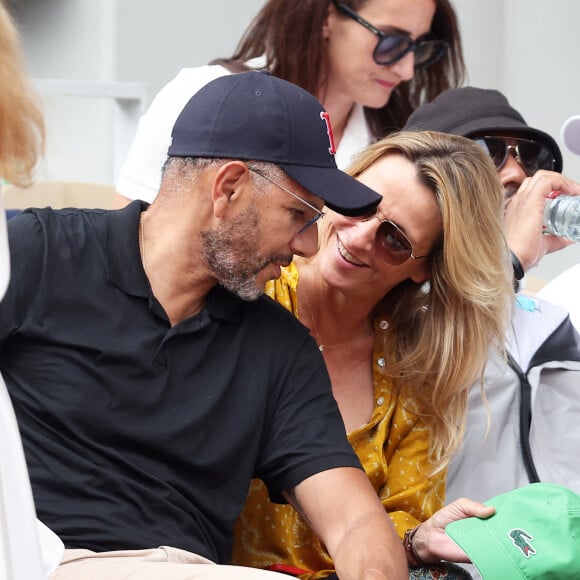 Et ils ont l'air d'avoir passé une très bonne journée ! 
Roschdy Zem et sa compagne Sarah Lavoine en tribunes des Internationaux de France de tennis de Roland Garros 2023 à Paris le 11 juin 2023. © Jacovides-Moreau/Bestimage