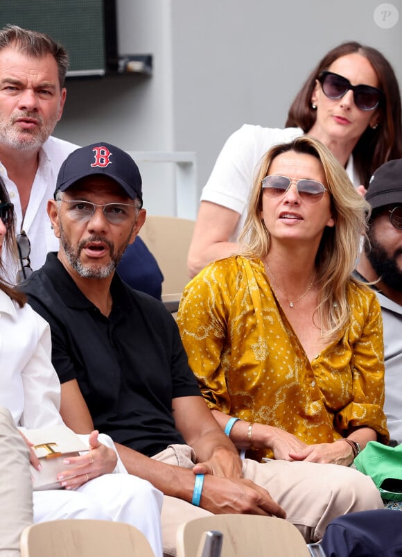 Roschdy Zem et sa compagne Sarah Lavoine en tribunes des Internationaux de France de tennis de Roland Garros 2023 à Paris le 11 juin 2023. © Jacovides-Moreau/Bestimage