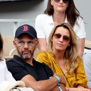 Roschdy Zem et sa compagne Sarah Lavoine en tribunes des Internationaux de France de tennis de Roland Garros 2023 à Paris le 11 juin 2023. © Jacovides-Moreau/Bestimage