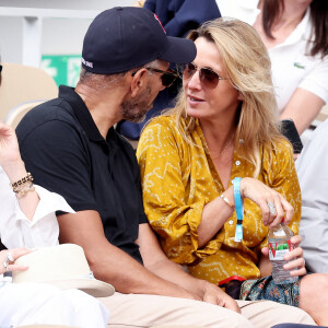 Roschdy Zem et sa compagne Sarah Lavoine en tribunes des Internationaux de France de tennis de Roland Garros 2023 à Paris le 11 juin 2023. © Jacovides-Moreau/Bestimage