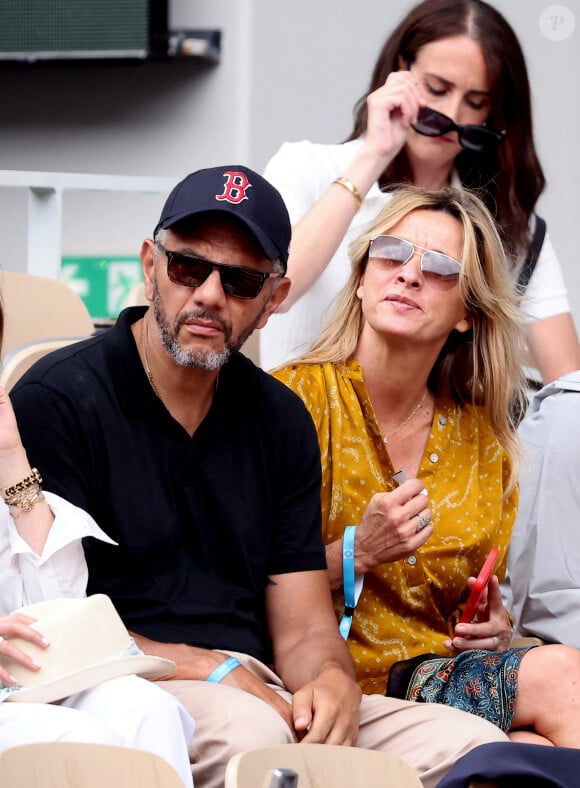 Roschdy Zem et sa compagne Sarah Lavoine en tribunes des Internationaux de France de tennis de Roland Garros 2023 à Paris le 11 juin 2023. © Jacovides-Moreau/Bestimage