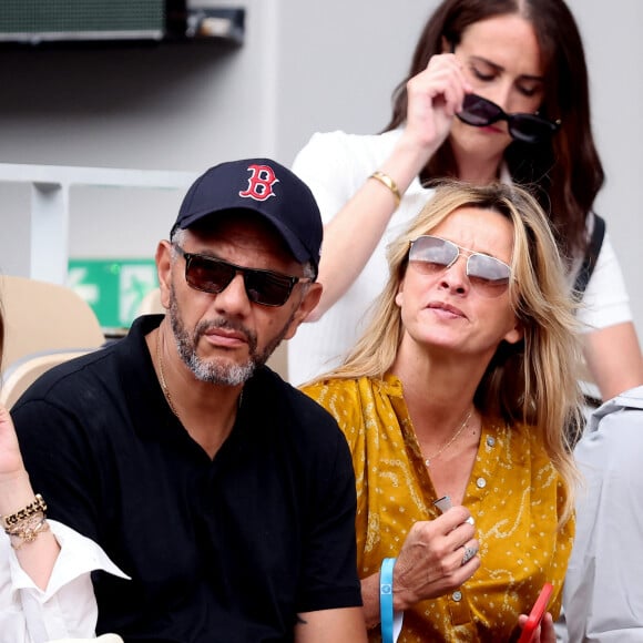 Roschdy Zem et sa compagne Sarah Lavoine en tribunes des Internationaux de France de tennis de Roland Garros 2023 à Paris le 11 juin 2023. © Jacovides-Moreau/Bestimage