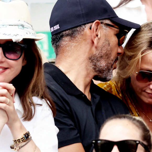 Roschdy Zem et sa compagne Sarah Lavoine en tribunes des Internationaux de France de tennis de Roland Garros 2023 à Paris le 11 juin 2023. © Jacovides-Moreau/Bestimage