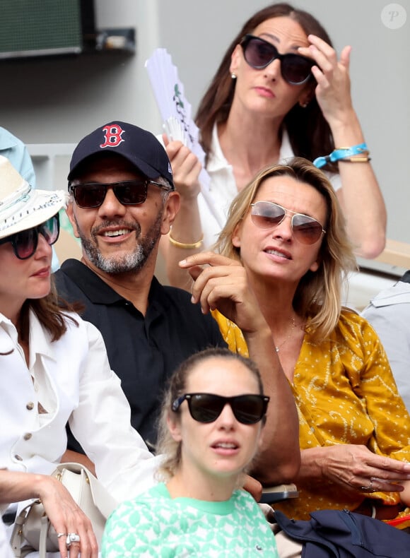 Roschdy Zem et sa compagne Sarah Lavoine en tribunes des Internationaux de France de tennis de Roland Garros 2023 à Paris le 11 juin 2023. © Jacovides-Moreau/Bestimage