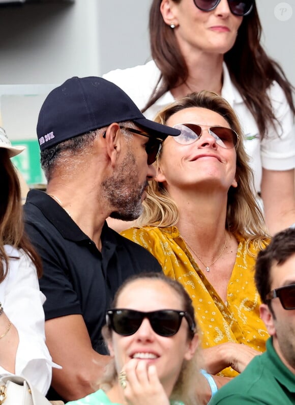 Roschdy Zem et sa compagne Sarah Lavoine en tribunes des Internationaux de France de tennis de Roland Garros 2023 à Paris le 11 juin 2023. © Jacovides-Moreau/Bestimage