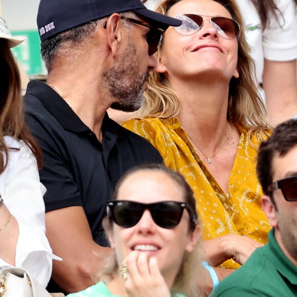 Roschdy Zem et sa compagne Sarah Lavoine en tribunes des Internationaux de France de tennis de Roland Garros 2023 à Paris le 11 juin 2023. © Jacovides-Moreau/Bestimage