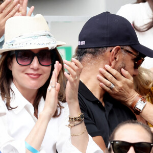 Ils ont même échangé plusieurs baisers dans les tribunes.
Roschdy Zem et sa compagne Sarah Lavoine en tribunes des Internationaux de France de tennis de Roland Garros 2023 à Paris le 11 juin 2023. © Jacovides-Moreau/Bestimage