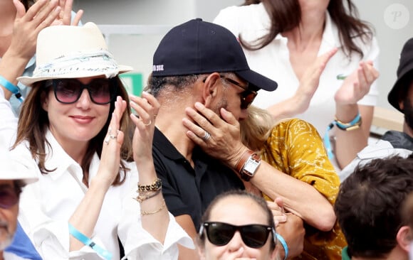 Ils ont même échangé plusieurs baisers dans les tribunes.
Roschdy Zem et sa compagne Sarah Lavoine en tribunes des Internationaux de France de tennis de Roland Garros 2023 à Paris le 11 juin 2023. © Jacovides-Moreau/Bestimage