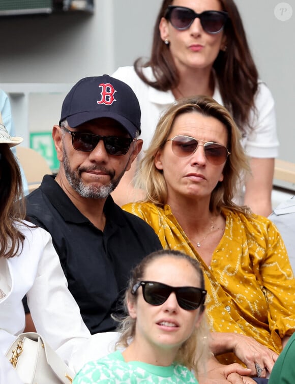 Roschdy Zem et sa compagne Sarah Lavoine en tribunes des Internationaux de France de tennis de Roland Garros 2023 à Paris le 11 juin 2023. © Jacovides-Moreau/Bestimage