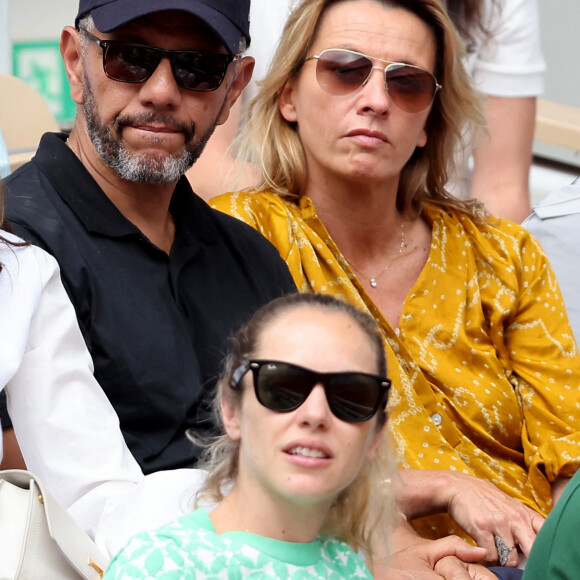 Roschdy Zem et sa compagne Sarah Lavoine en tribunes des Internationaux de France de tennis de Roland Garros 2023 à Paris le 11 juin 2023. © Jacovides-Moreau/Bestimage