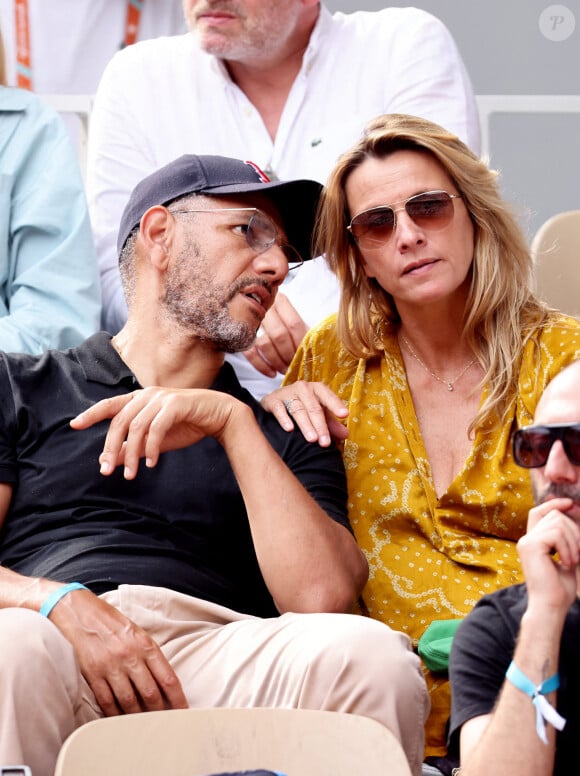 Roschdy Zem et sa compagne Sarah Lavoine en tribunes des Internationaux de France de tennis de Roland Garros 2023 à Paris le 11 juin 2023. © Jacovides-Moreau/Bestimage