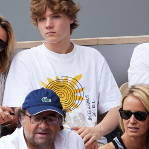 Sarah Poniatowski et son fils Roman Lavoine dans les tribunes lors des Internationaux de France de Tennis de Roland Garros 2023. Paris, le 7 juin 2023. © Jacovides / Moreau / Bestimage 