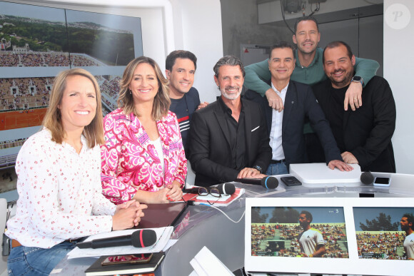 Exclusif - L’équipe de France Télévision : Justine Henin, Mary Pierce, Fabien Lévêque, Patrick Mouratoglou (entraîneur de la Roumaine S. Halep), Laurent Luyat, Michaël Llodra (joueur de tennis) et Benoît Durand - Plateau de France Télévision lors des Internationaux de France de Tennis de Roland Garros 2023 - Jour 1 à Paris le 28 Mai 2023. © Bertrand Rindoff / Bestimage