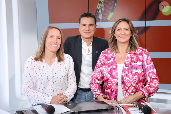 Exclusif - Le journaliste Laurent Luyat entouré de son équipe Justine Henin (G) et Mary Pierce (D) - Plateau de France Télévision lors des Internationaux de France de Tennis de Roland Garros 2023 - Jour 1 à Paris le 28 Mai 2023. © Bertrand Rindoff / Bestimage