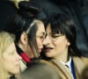 Les deux femmes sont ensemble depuis plusieurs années.
Hoshi et sa compagne Gia Martinelli - People dans les tribunes du match aller des 8èmes de finale de la ligue des champions entre le PSG et le Bayern Munich au Parc des Princes à Paris le 14 février 2023. 