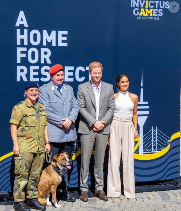 Le prince Harry, duc de Sussex et Meghan Markle, duchesse de Sussex, arrivent à l'hôtel de ville pour l'événement Invictus Games Dusseldorf 2023 One Year to Go, à Düsseldorf, Allemagne, le 6 septembre 2022. 