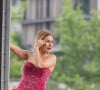 Uen heureuse nouvelle gardée secrète depuis un moment.
Gaëlle Petit (émission "Les Ch'tis" sur W9) pose dans une robe rouge lors d'un shooting photo sur le pont de Bir-Hakeim à Paris, le 26 mai 2016.