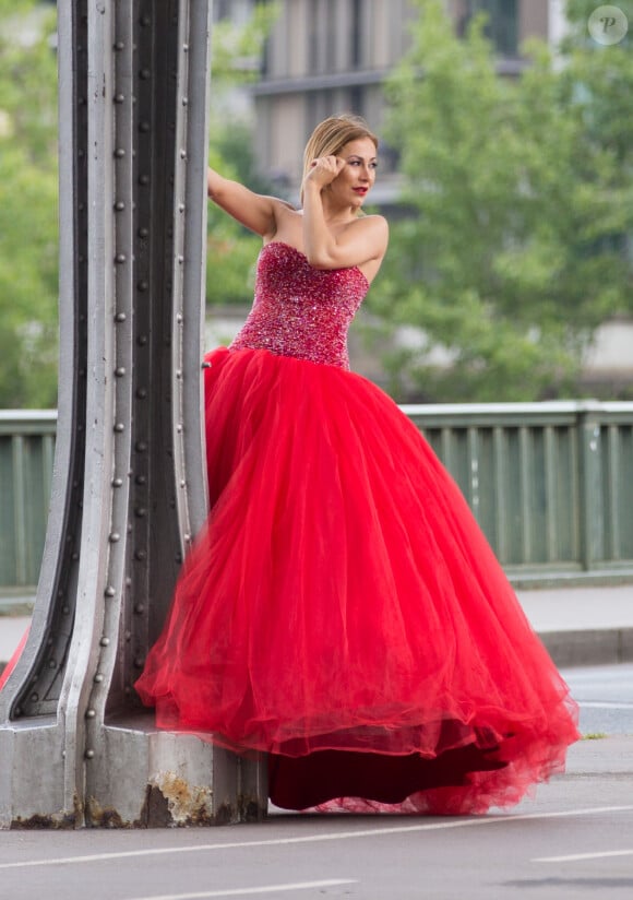 Uen heureuse nouvelle gardée secrète depuis un moment.
Gaëlle Petit (émission "Les Ch'tis" sur W9) pose dans une robe rouge lors d'un shooting photo sur le pont de Bir-Hakeim à Paris, le 26 mai 2016.