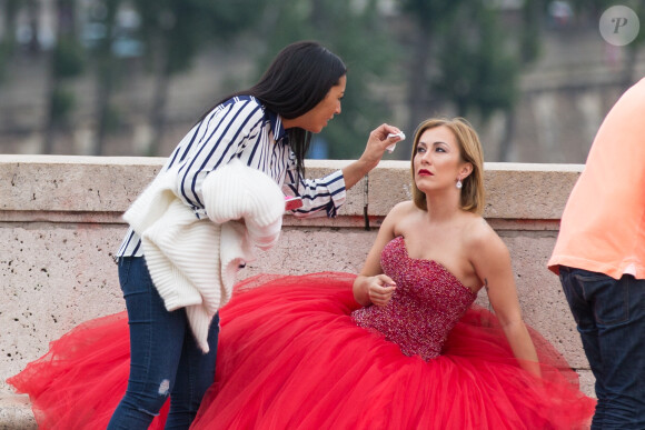 Gaëlle Petit (émission "Les Ch'tis" sur W9) pose dans une robe rouge lors d'un shooting photo sur le pont de Bir-Hakeim à Paris, le 26 mai 2016.