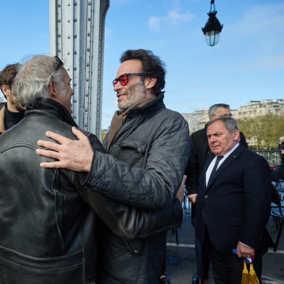 Luana Belmondo, Paul Belmondo, Anthony Delon et Francis Szpiner, maire du 16ème arrondissement - Inauguration de "La promenade Jean-Paul Belmondo" au terre-plein central du pont de Bir-Hakeim, ouvrage public communal situé sous le viaduc du métro aérien, à Paris (15e, 16e) le 12 avril 2023. © Cyril Moreau/Bestimage 