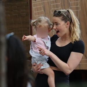 La jeune femme s'occupe quant à elle de sa petite Oonagh, née en 2021. 
Exclusif - Amber Heard s'est installée avec sa fille Oonagh Paige Heard dans une maison à Madrid en Espagne le 7 mai 2023.