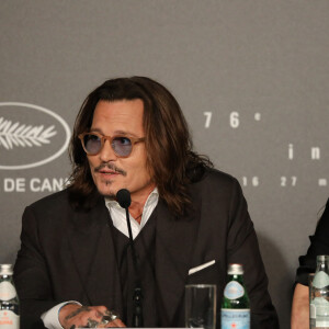Johnny Depp et Maïwenn Le Besco - Conférence de presse du film "Jeanne du Barry" lors du 76ème Festival International du Film de Cannes. Le 17 mai 2023 © Borde-Jacovides-Moreau / Pool / Bestimage 