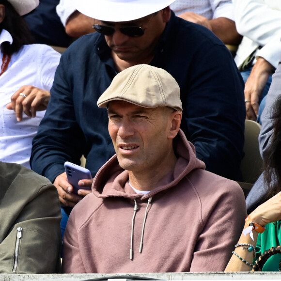 Avec ses deux garçons, Enzo et Luca, fans de foot, les débuts étaient un peu compliqués

Zinedine Zidane et sa femme Véronique Zidane - Les célébrités lors des Internationaux de France de Tennis de Roland Garros 2022, le 27 mai 2022. © Federic Pestellini / Panoramic / Bestimage