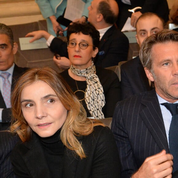 Et peut compter sur sa femme quand il en a besoin.
Le prince Emmanuel-Philibert de Savoie, sa femmme Clotilde Courau et La princesse Maria-Pia de Savoie lors de la cérémonie d'installation de F.Mitterrand à l'académie des Beaux-Arts à Paris, France, le 6 février 2020. © Veeren/Bestimage 