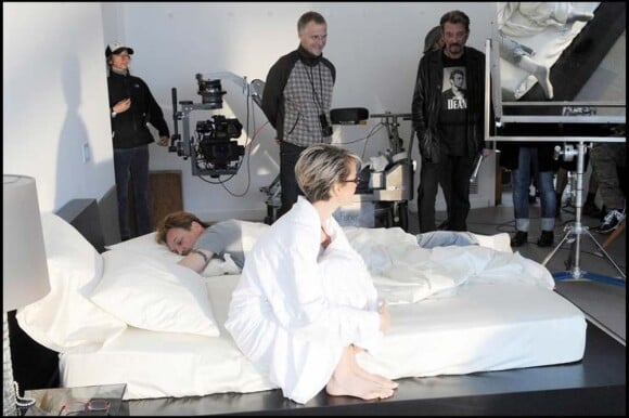 Laeticia Hallyday, sur le tournage de son nouveau spot, Optic 2000, février 2010 ! C'est la doublure de Johnny qui est dans le lit, mais le vrai Johnny veille au grain !