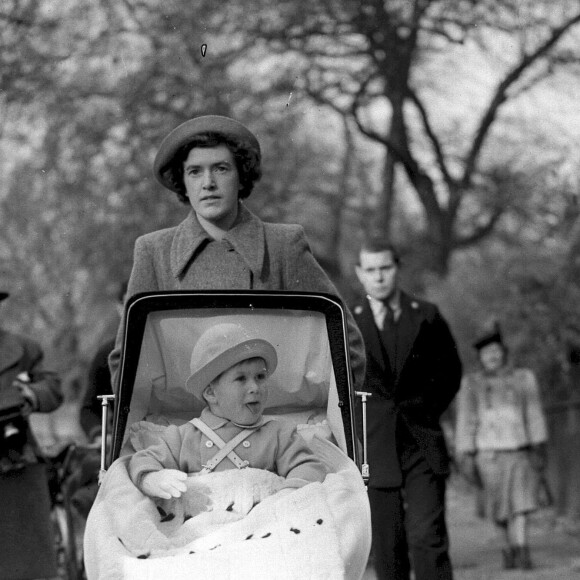 Mais il semblerait, selon certains observateurs, que la nouvelle reine soit le portrait craché de la gouverante qui a élevé Charles III.
Charles de Galles et Mabel Anderson - Deuxième anniversaire de Charles à Saint James Park, Londres le 14 novembre 1950 avec sa nanny. Photo by PA Photos/ABACACAPRESS.