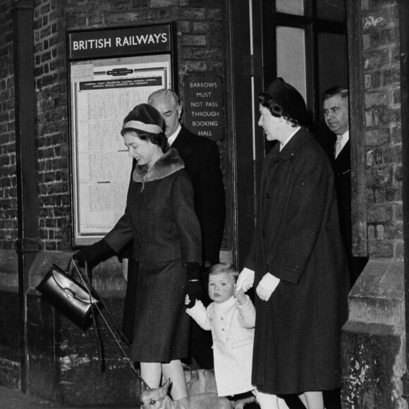 La jeune femme s'était occupée des quatre enfants d'Elizabeth II avant de devenir la meilleure amie de la reine.
Prince Andrew marche main dans la main avec sa mère, la reine Elizabeth II, et sa nanny Mabel Anderson, à Liverpool Street Station, à Londres. Photo by PA Photos/ABACAPRESS.COM
