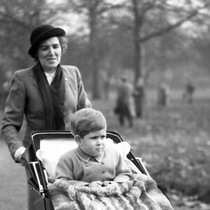 Le Prince Charles se promène dans le parc avec sa nanny Mabel Anderson pour ses trois ans. Photo by Daily Mail/Solo Syndication/ABACAPRESS.COM