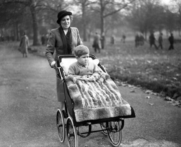 Le Prince Charles se promène dans le parc avec sa nanny Mabel Anderson pour ses trois ans. Photo by Daily Mail/Solo Syndication/ABACAPRESS.COM