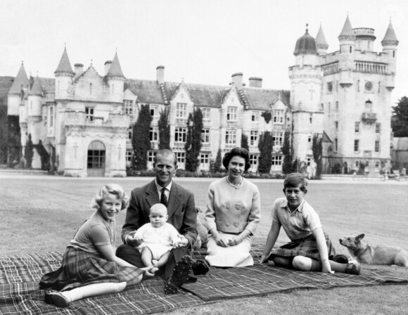 La reine Elisabeth II d'Angleterre , le prince Philip, la princesse Anne et les princes Charles et Andrew (sur les genoux de son père) le 08 septembre 1960 à Balmoral en Ecosse