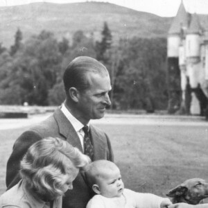 Le prince Philip, duc d'Edimbourg et la reine Elisabeth II d'Angleterre et leurs enfants, le prince Charles, la princesse Anne et le prince Andrew dans le parc du château de Balmoral. Le 8 septembre 1960 
