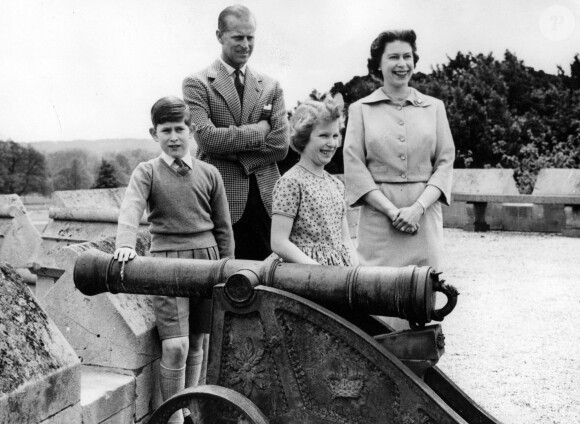 La reine Elisabeth II d'Angleterre, le prince Philip, le prince Charles et la princesse Anne - 1er juin 1959 à Windsor.