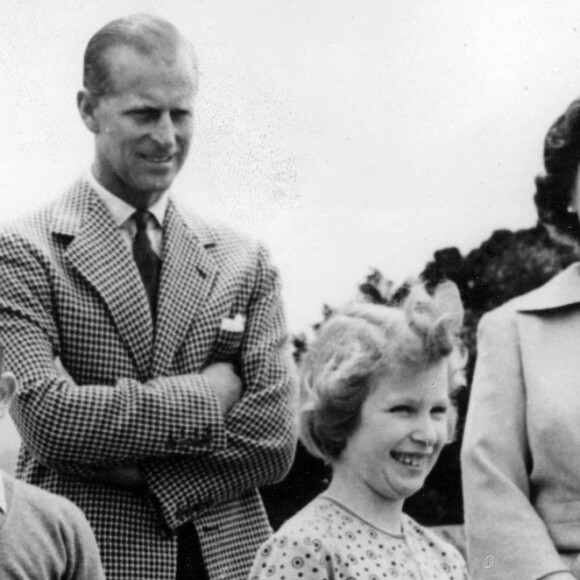 La reine Elisabeth II d'Angleterre, le prince Philip, le prince Charles et la princesse Anne - 1er juin 1959 à Windsor.