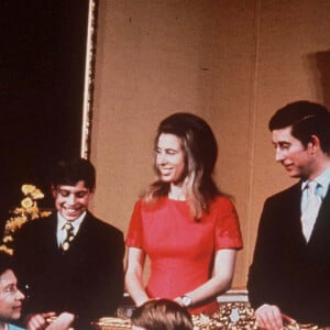 Archives - La reine Elisabeth II d'Angleterre, le prince Philip, duc d'Edimbourg, et leurs enfants, le prince Andrew, le prince Edward, la princesse Anne et le prince Charles. 1972 