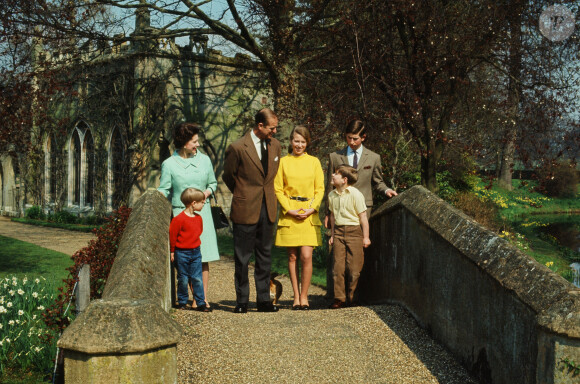 Le prince Philip, duc d'Edimbourg et la reine Elisabeth II d'Angleterre et leurs enfants, la princesse Anne, le prince Charles, le prince Andrew et le prince Edward, dans le parc du château de Windsor. 1968 